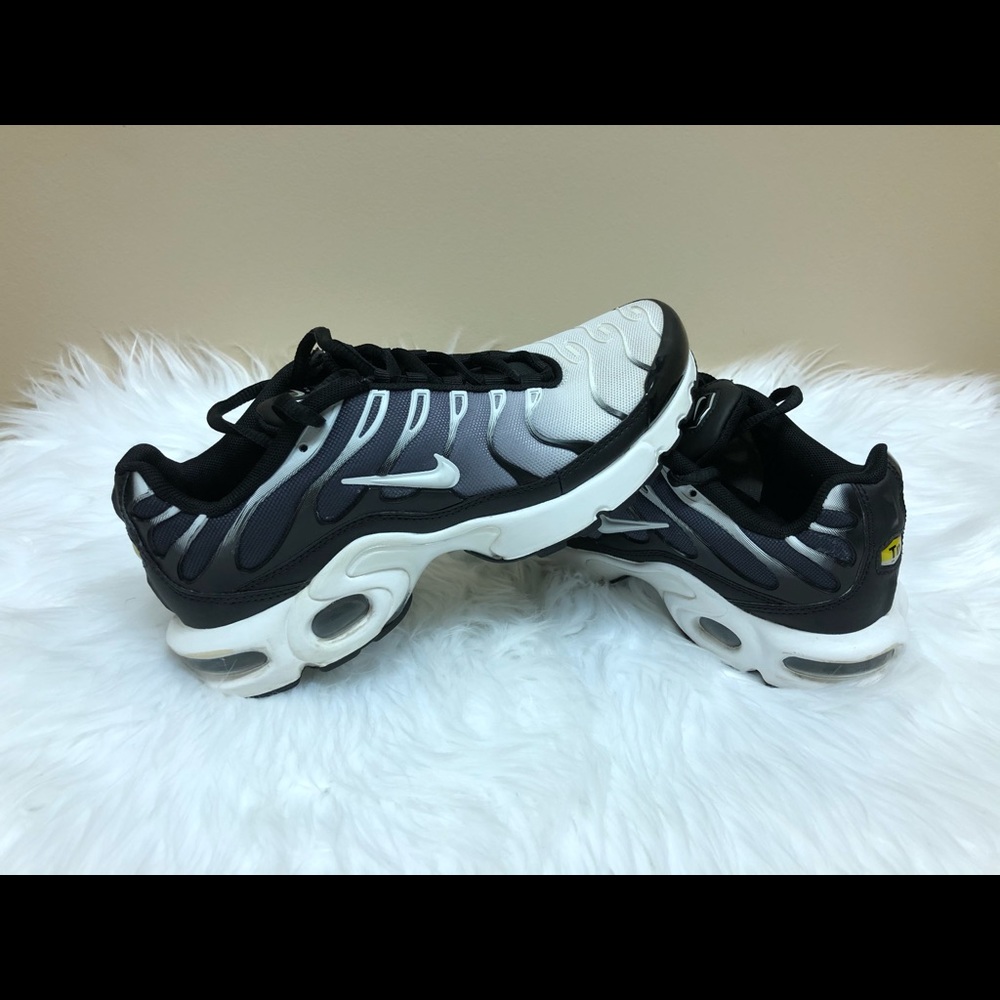 NIKE AIR MAX PLUS (GS) 655020-077 size 4.5Y